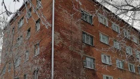 «Как бы что на голову не свалилось»: омичи ждут расселения аварийного дома на Молодогвардейской