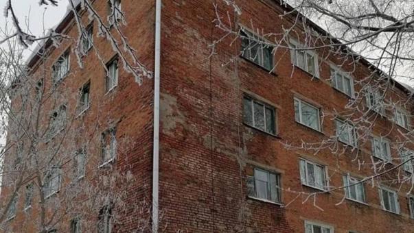 «Как бы что на голову не свалилось»: омичи ждут расселения аварийного дома на Молодогвардейской