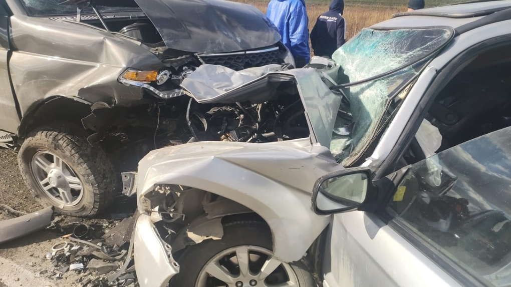 Труп лежал на обочине: водитель погиб при жёстком столкновении УАЗ и Subaru в Новосибирской области. ФОТО