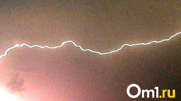 Из-за удара молнии в самолет отменили авиарейс из Новосибирска в Дубай