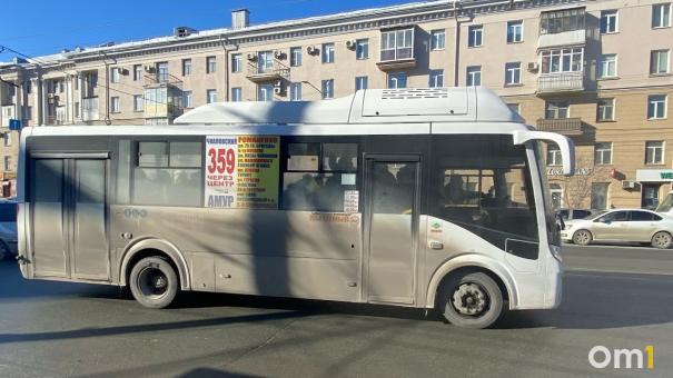 Две омички получили травмы в полном автобусе