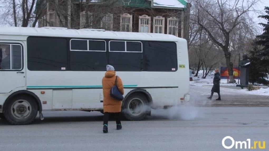 На автовокзале в Омской области заметили неадекватного мужчину