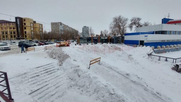 Везде найдём выход: омичи уже катаются на недостроенной горке на Кемеровской