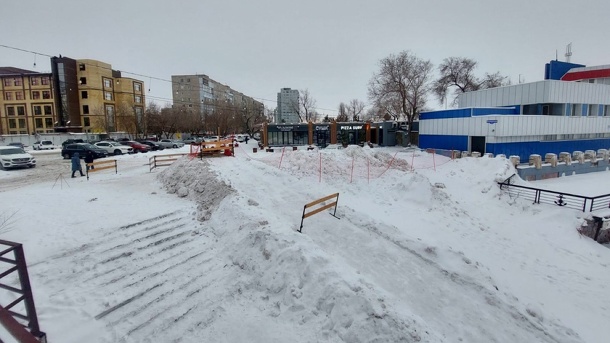 Везде найдём выход: омичи уже катаются на недостроенной горке на Кемеровской