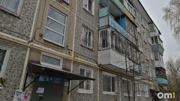 Не открывайте дверь: неизвестные ходят по квартирам омичей, представляясь сотрудниками водоканала
