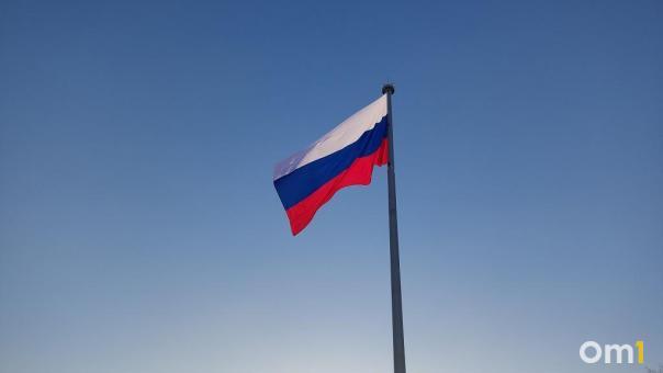 Над Омском под гимн России поднялся гигантский триколор