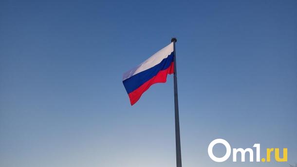 Над Омском под гимн России поднялся гигантский триколор