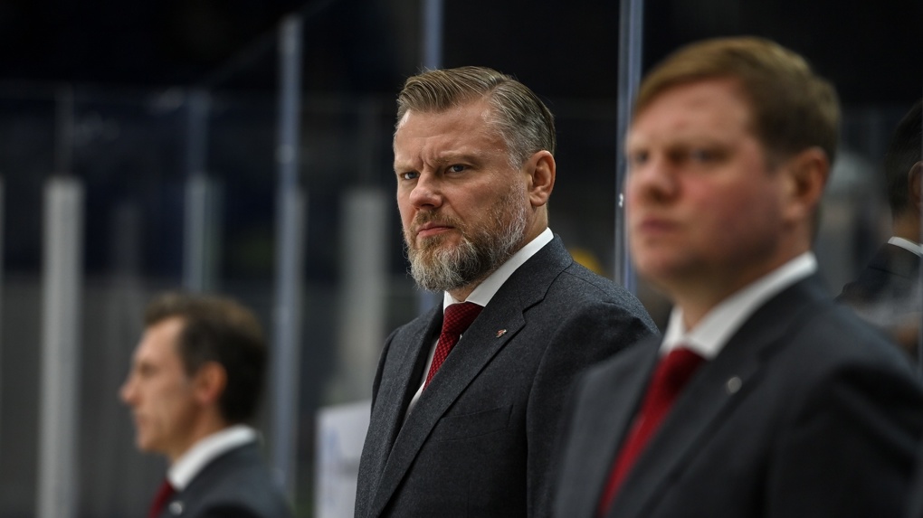 «Не думали, что всё будет так плохо»: Крылов объявил о дедлайне для главного тренера «Авангарда» Рябыкина