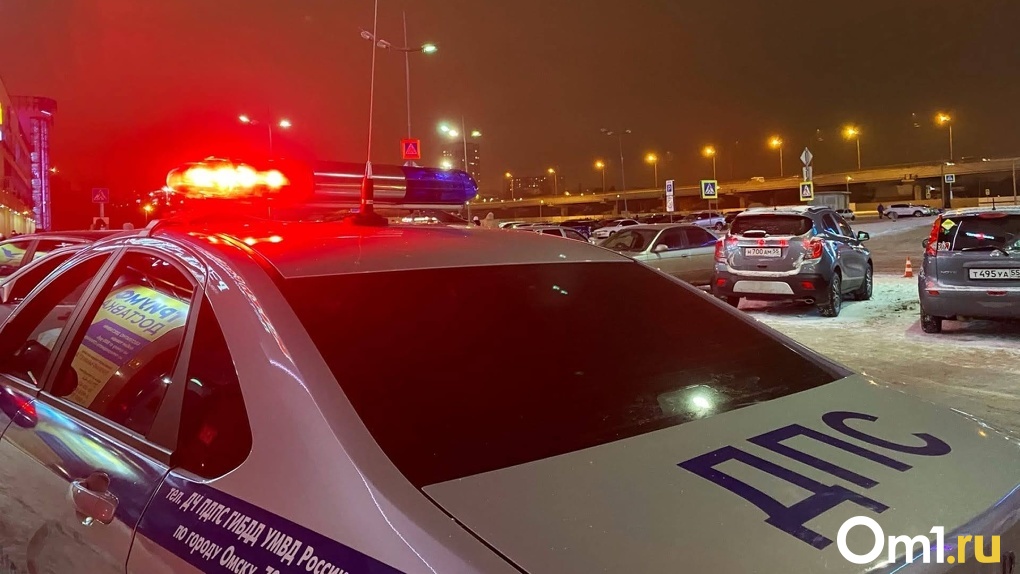 В Омске 21-летнего водителя BMW лишили прав после дрифта на парковке у торгового центра