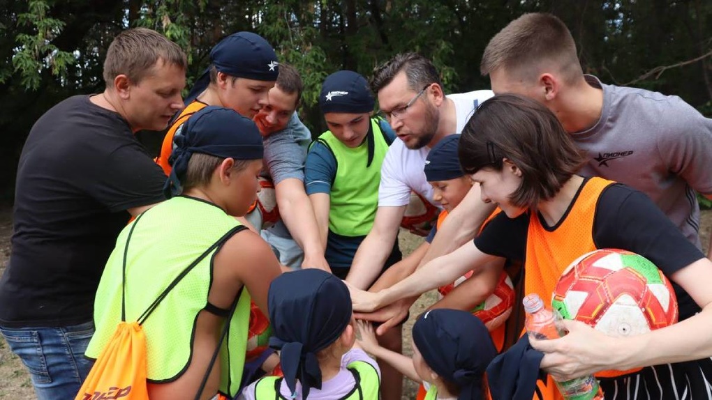 Единоросс Алексей Половников сыграл в футбол с детьми беженцев Донбасса