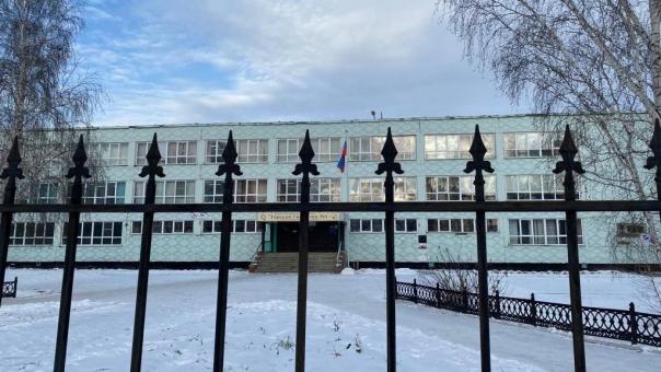 Директора омской гимназии заставили демонтировать опасный забор
