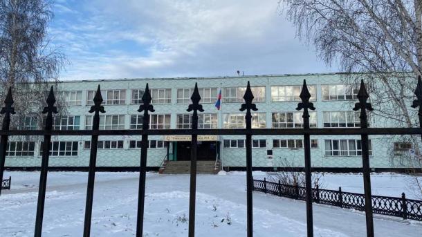 Директора омской гимназии заставили демонтировать опасный забор