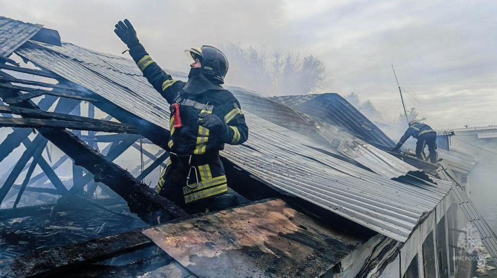 Огонь уничтожил склад на окраине Омска
