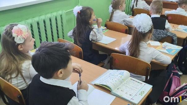 Омичам рассказали, когда ребёнка оставляют на второй год из-за двоек