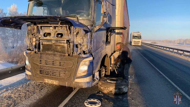 Под Омском сразу у двоих водителей сломались автомобили в сильный мороз