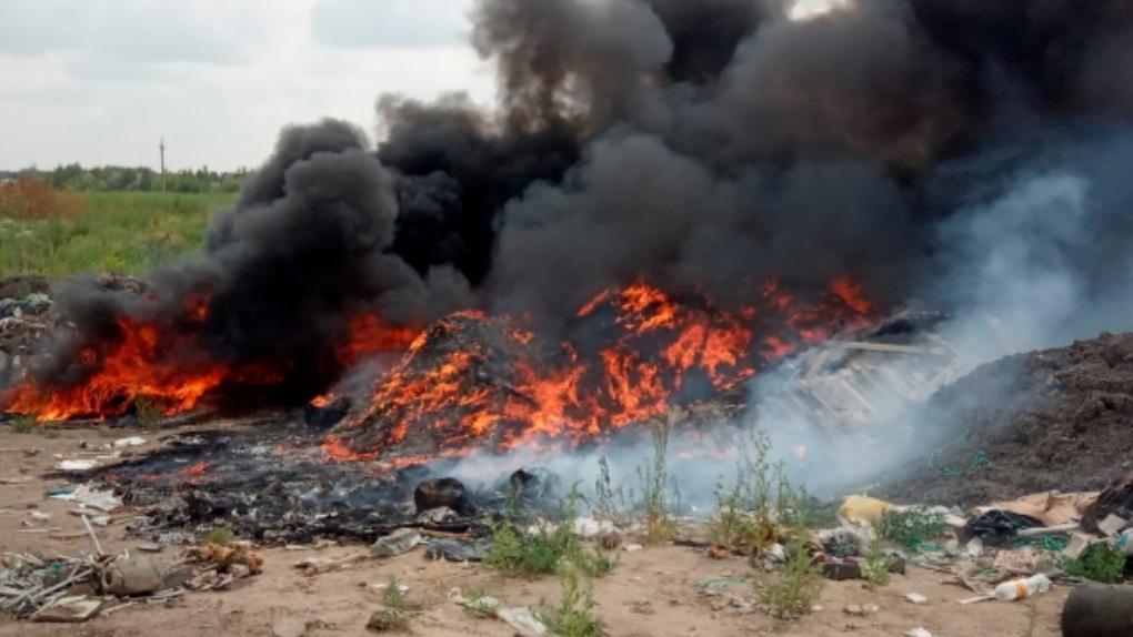 Предотвращена экологическая катастрофа: под Омском горела стихийная свалка