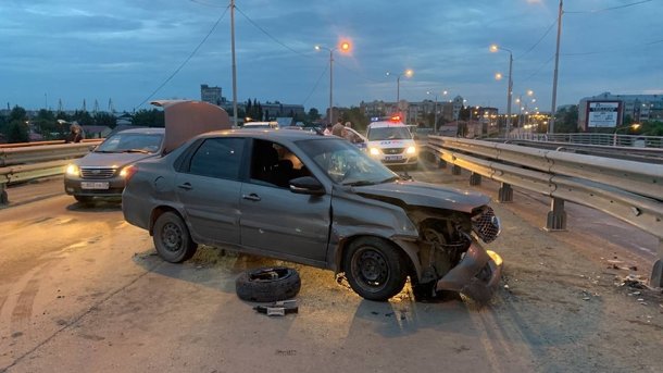 В Омске легковушка влетела в отбойник