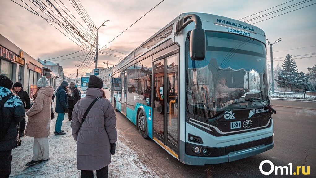 На автобусе не получится: омичам рассказали, как будет работать транспорт в новогоднюю ночь и в праздники