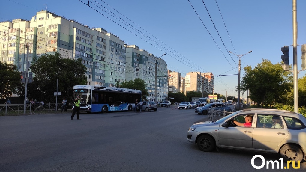 В аварии с троллейбусом в Омске двоим омичам понадобилась медицинская помощь