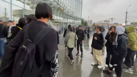 В новосибирском ТРЦ произошёл конфликт между «редановцами» и «оффниками»