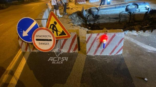 В Новосибирске на улице Немировича-Данченко два автомобиля провалились в яму