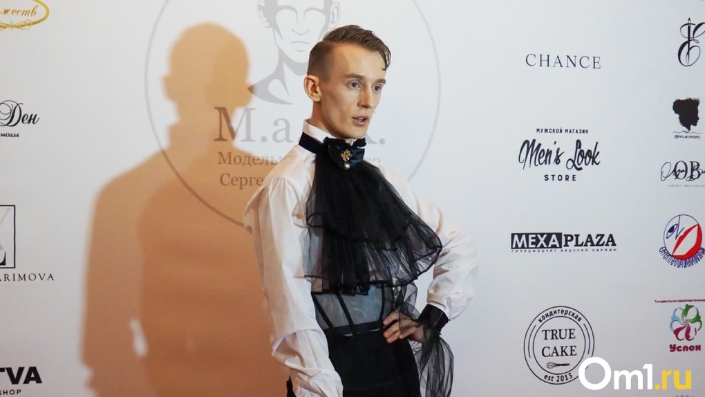 «Хожу на каблуках и делаю макияж»: популярный фэшн-блогер организовал в Омске модный показ