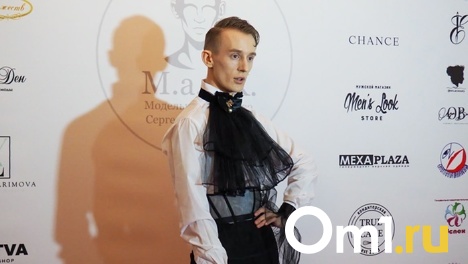 «Хожу на каблуках и делаю макияж»: популярный фэшн-блогер организовал в Омске модный показ