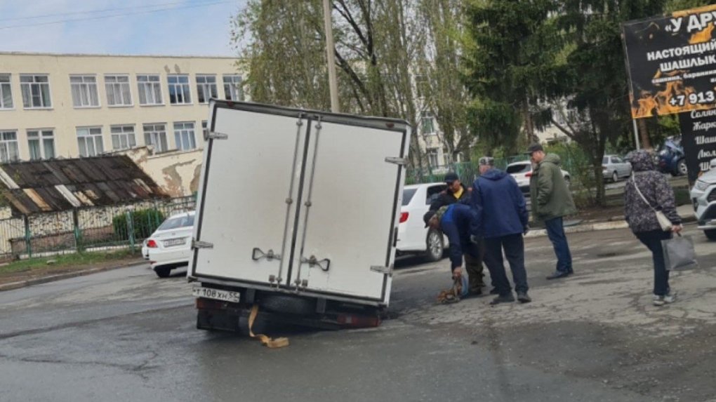 В Омске возле лицея на Комарова грузовой автомобиль провалился в асфальт