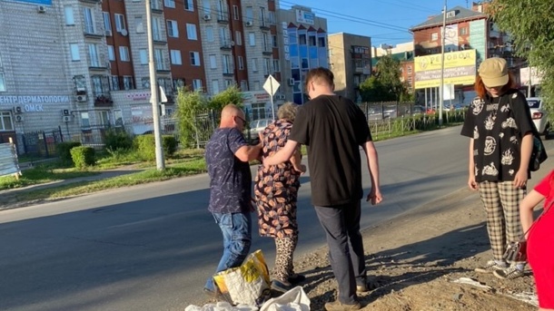 Омского подрядчика, в чью яму упала пенсионерка, заставили оградить опасное место