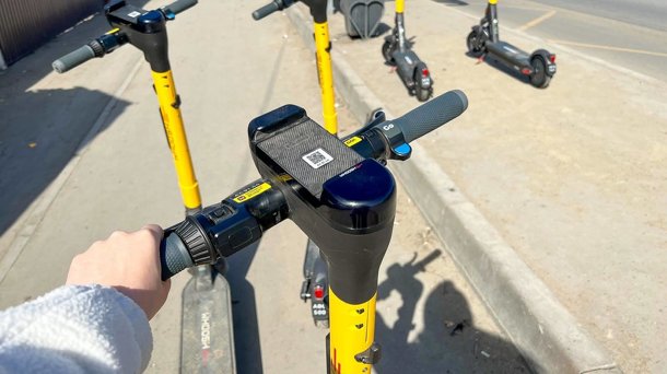 В Омске школьник нарушил правила пользования электросамокатом и попал в больницу