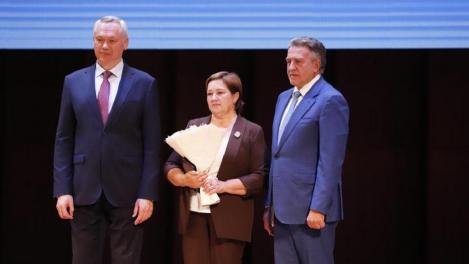 Губернатор Новосибирской области Андрей Травников поздравил соцработников с профессиональным праздником