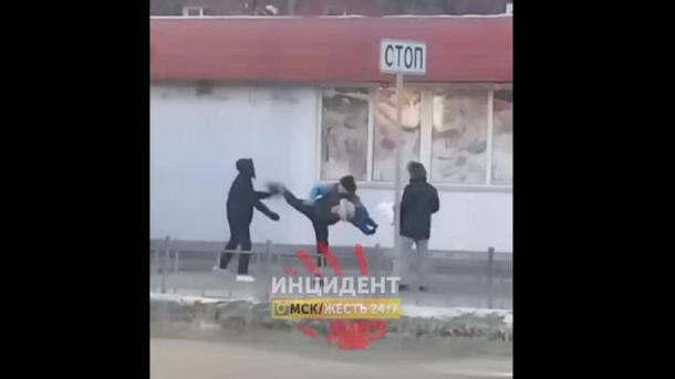 Омич подрался с двумя мужчинами с ребёнком на руках