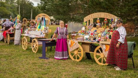 Омичей приглашают бесплатно поесть ухи и поймать рыбу голыми руками