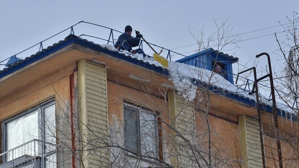 Куда омичам обращаться, если на крыше дома снег и сосульки