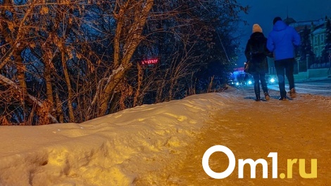 «Ребёнка бы убило»: омичке из окна многоэтажки на голову сбросили стеклянную бутылку