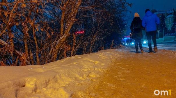 «Ребёнка бы убило»: омичке из окна многоэтажки на голову сбросили стеклянную бутылку