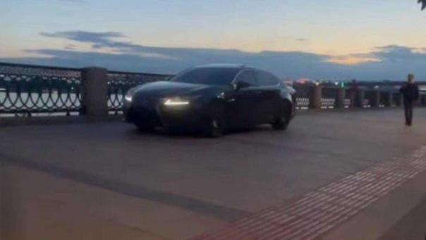 Lexus проехал по набережной Новосибирска, сдвинув турникеты - въезд заблокируют