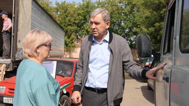 Спикер Заксобрания принял участие в отправке первоклассникам Стаханова подарков омичей