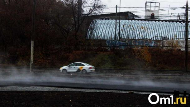 В Омске резко подорожали поездки на такси из-за сильного дождя