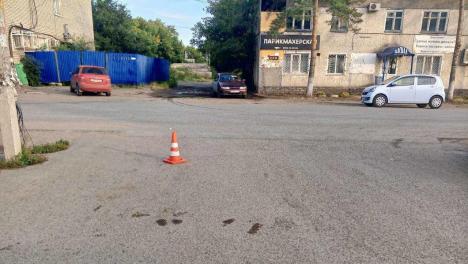 В Омске две девочки на самокате выехали под колёса машины — подробности происшествия