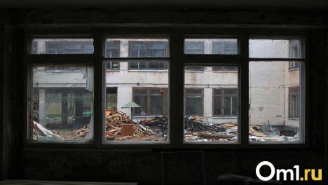 В Омске выставили на торги недостроенную гостиницу у Пятого театра: за сколько её продают?