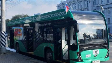 Омский транспорт украсили в честь Дня Российского флага