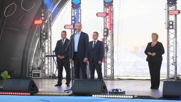 Губернатор Травников поздравил жителей Новосибирской области с Днём Государственного флага России