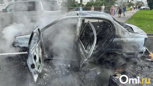 В центре Омска сгорел автомобиль: есть ли пострадавшие?