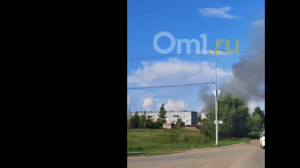 Пожар под Омском: горят два частных дома. Есть ли жертвы?