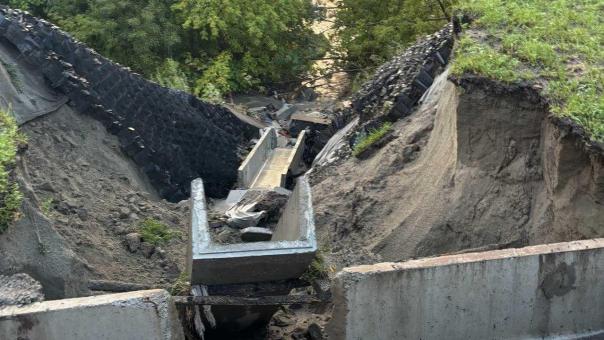 В Новосибирске дорога на Красном проспекте снова уходит в реку