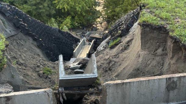 В Новосибирске дорога на Красном проспекте снова уходит в реку