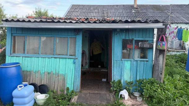 Захлебнулась в ведре пока мать спала: омичку будут судить за смерть годовалой дочери