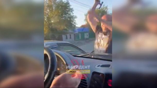 Агрессивный омич напал с молотком на автобус