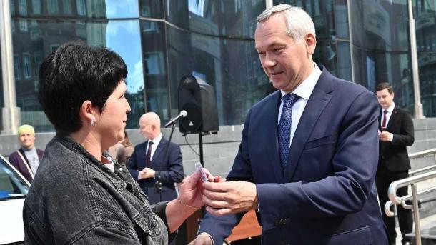 Андрей Травников накануне Дня знаний вручил ключи от автомобилей многодетным семьям